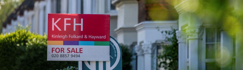 Median house prices in the UK rises by £ 25,000 in a year.