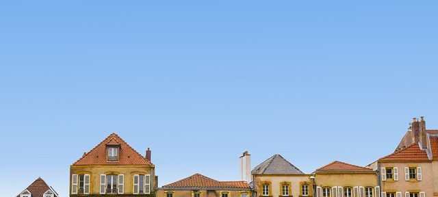 UK House Prices Stall, Southern England Most Affected