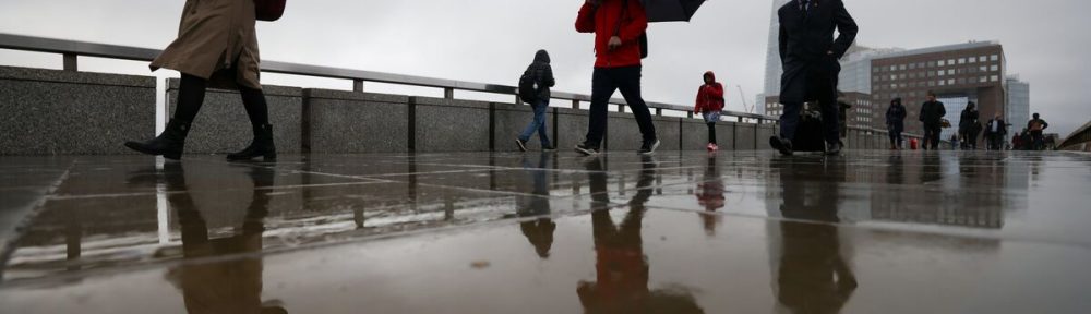 UK recession fears grow as shoppers cut spending